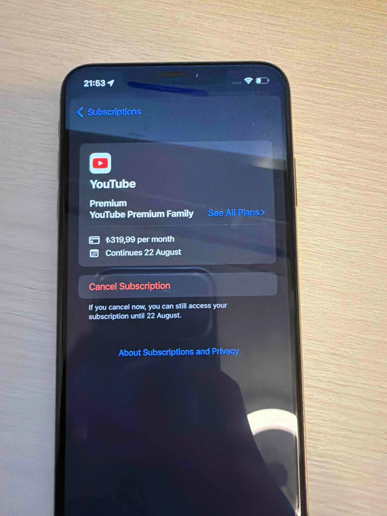 手机实拍的 YouTube Premium 有效订阅页面